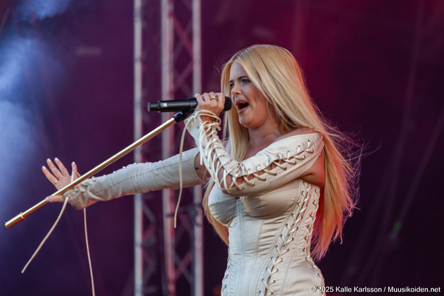 Erika Vikman | Erika Vikman Ruisrockissa 2025